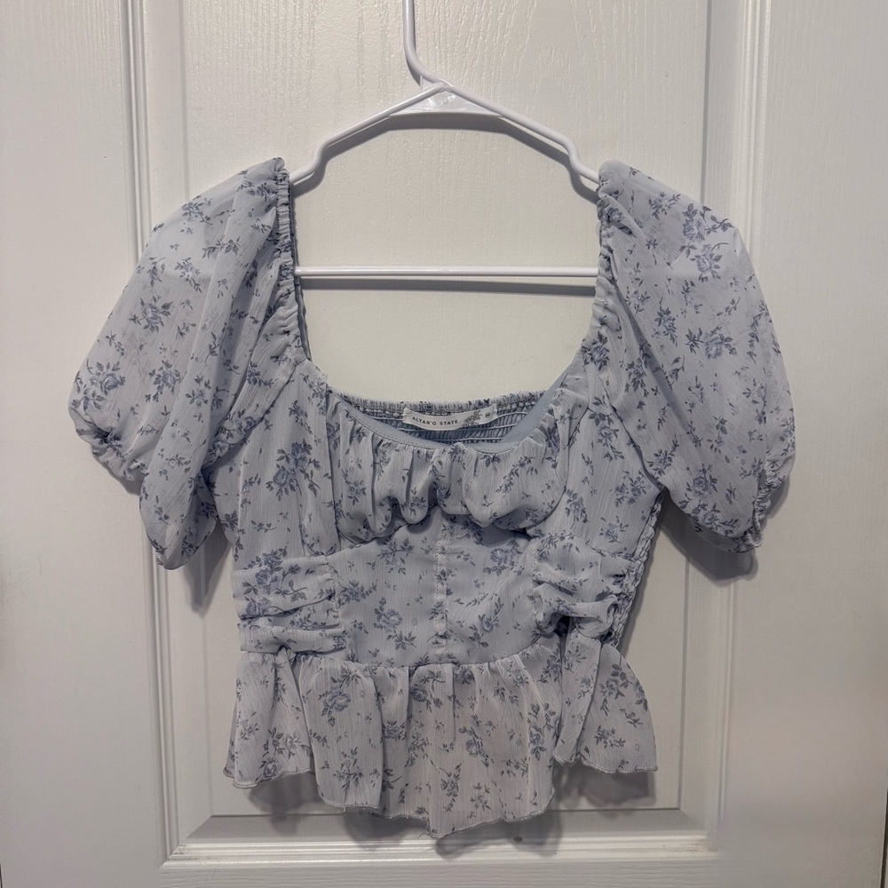 Altar’d State blue floral crop top 💙